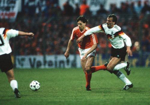 欧洲杯荷兰队vs意大利中文解说:[绿茵天下]1990年意大利世界杯联邦德国VS荷兰队